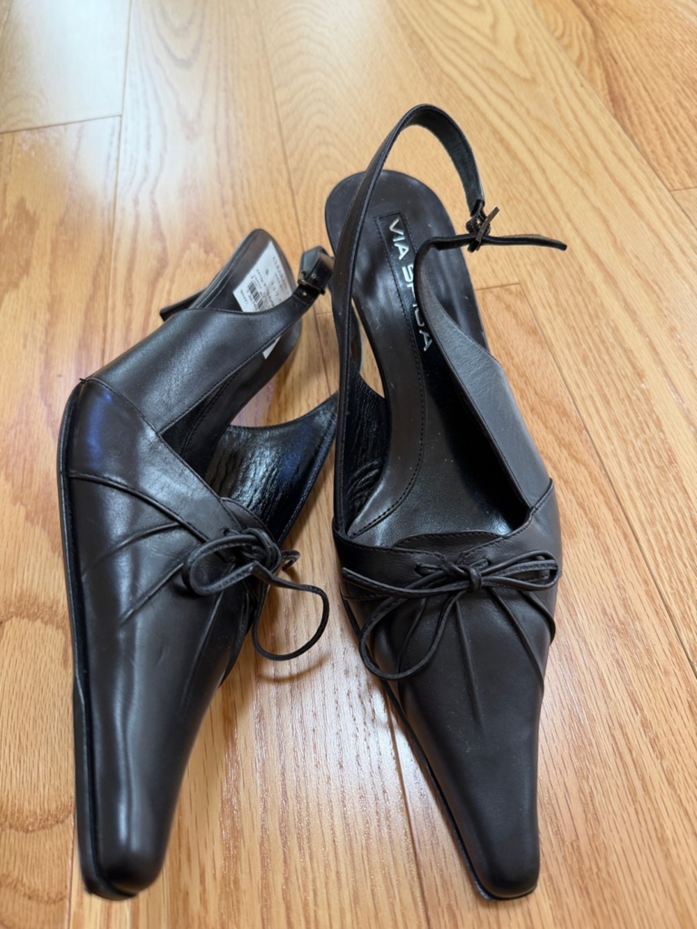 Via Spiga Women’s 8, black janie slingback pointed toe heels. - Picture 9 of 10